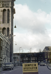 834565 Afbeelding van het afvoeren van de klokken van het carillon van de Domtoren (Domplein) te Utrecht in verband met ...